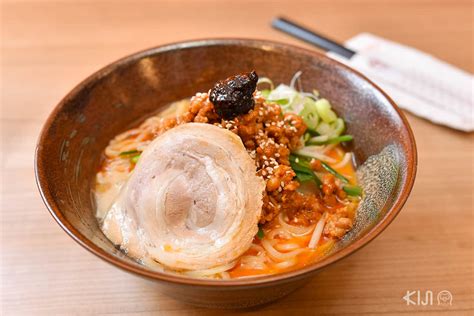  Hakata Ramen: Kokonaisen maun kokemus ja kermainen täydellisyyden illuusio!